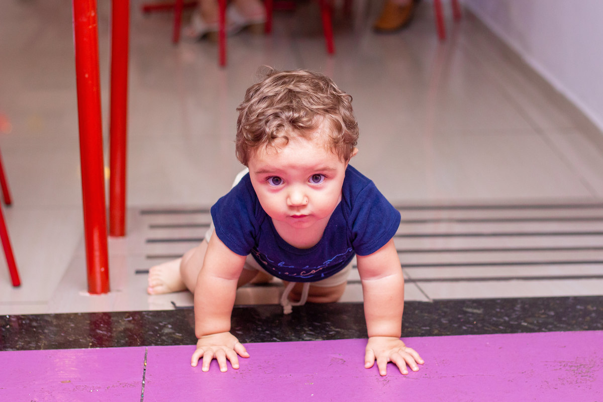 nenê subindo as escadas em aniversário