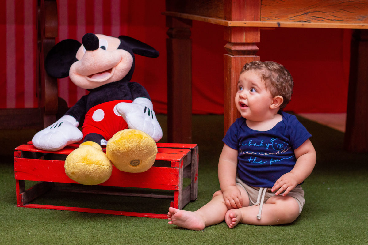Aniversariante brincando com o mickey
