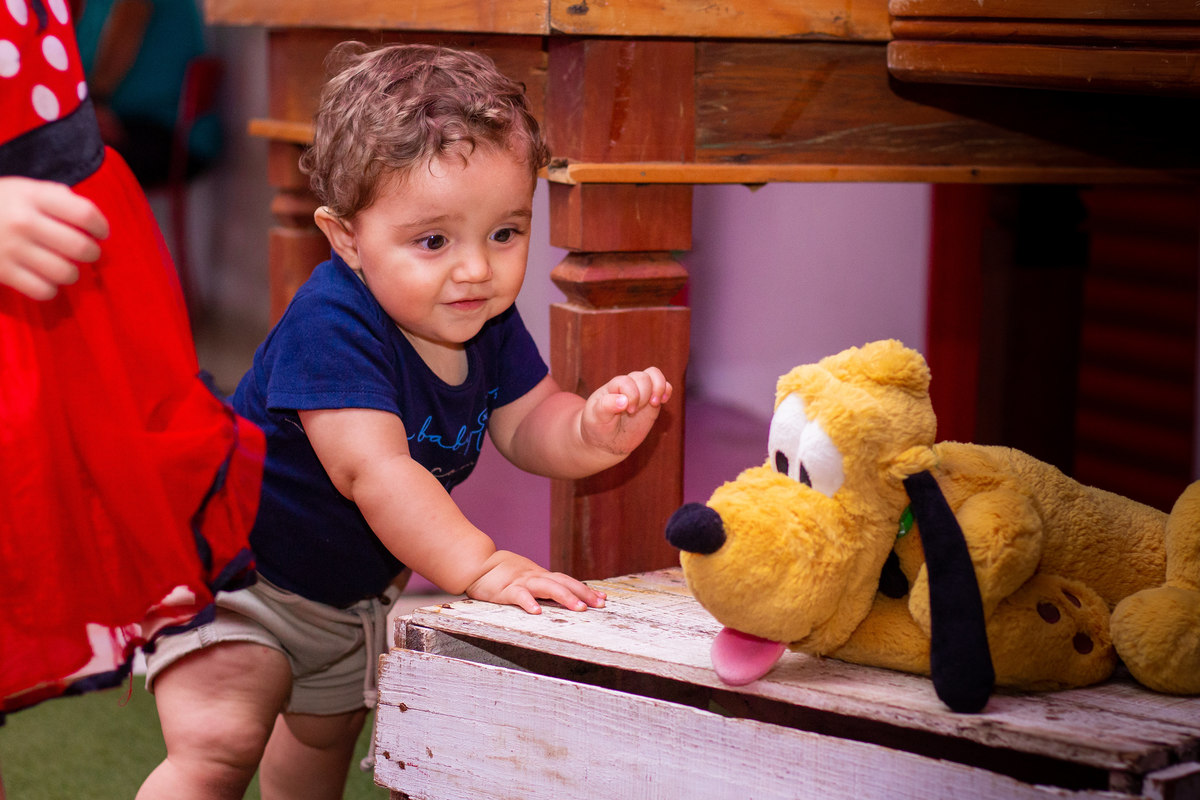 nenê brincando com o pluto em seu aniversário