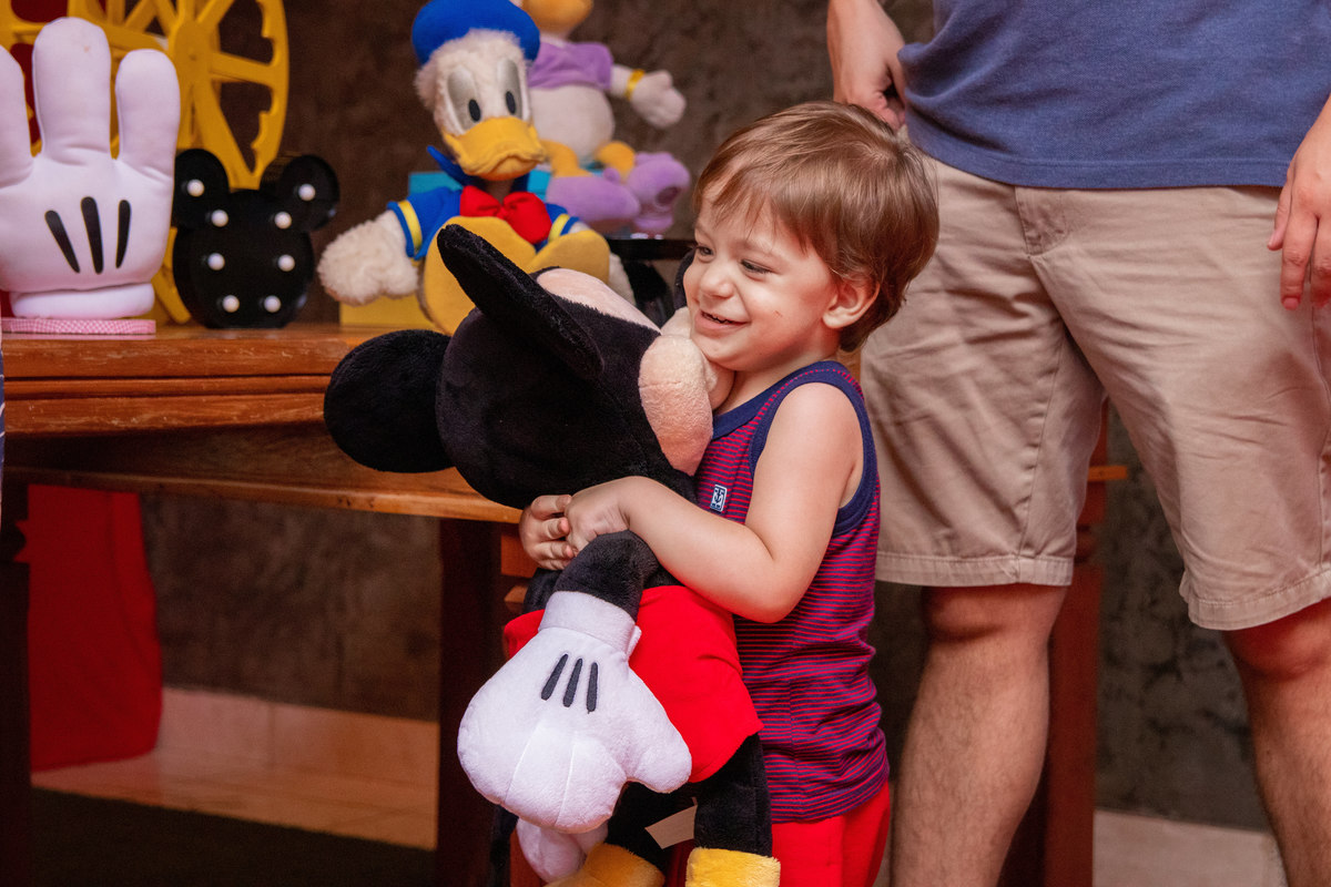 Nenê abraçando o mickey