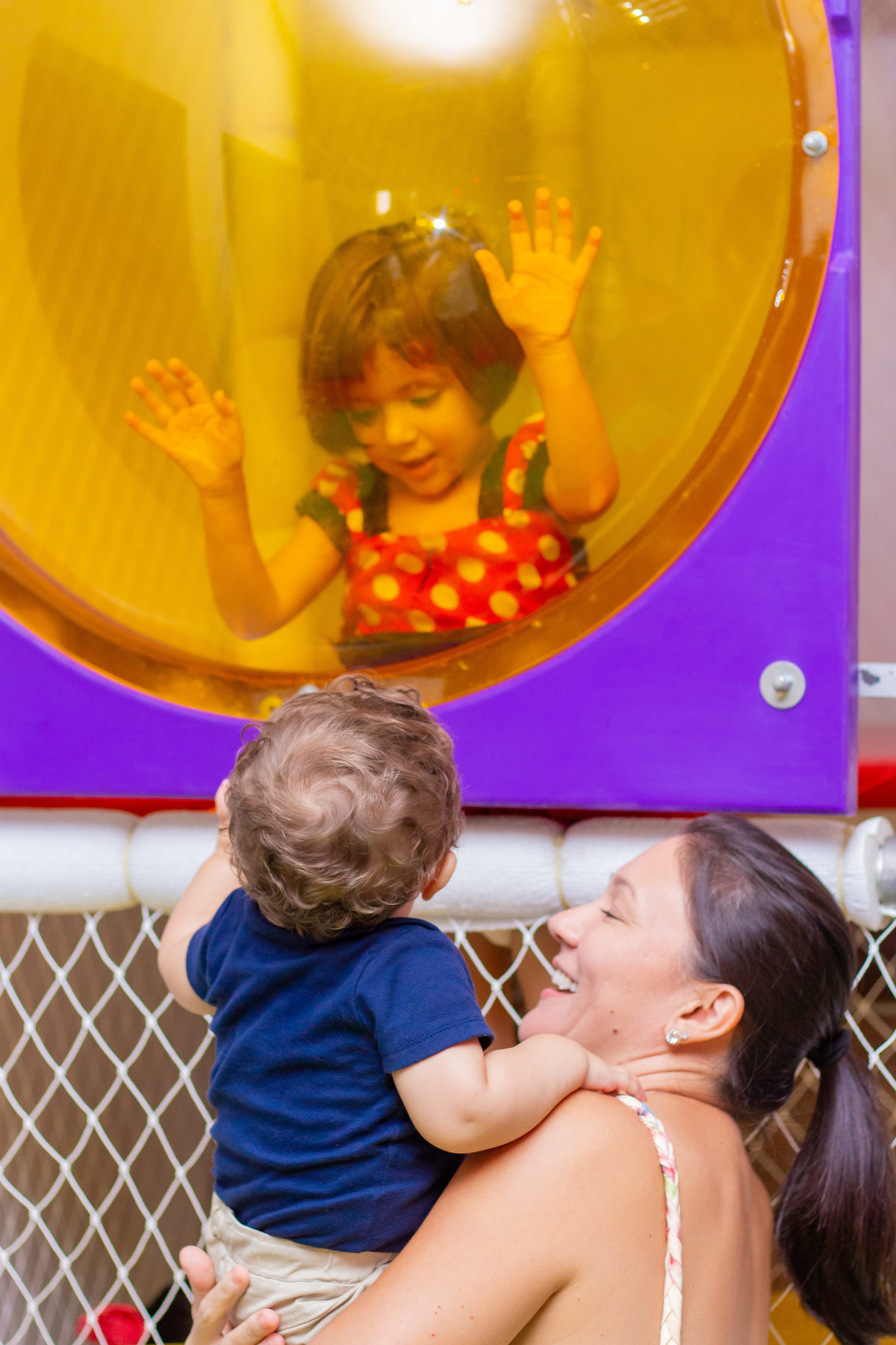 Aniversariante dando tchau para convidada