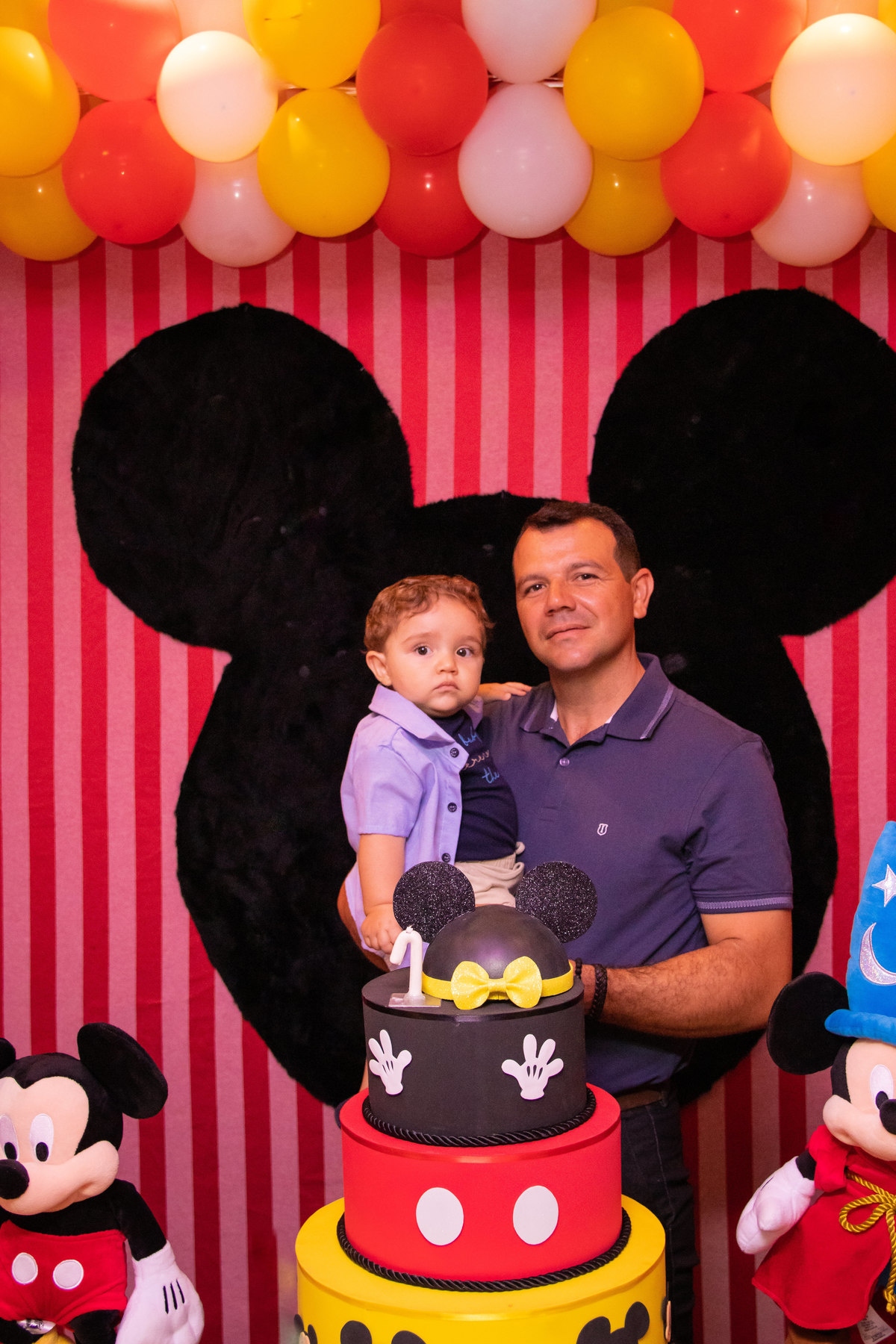 Foto com o pai na mesa do bolo