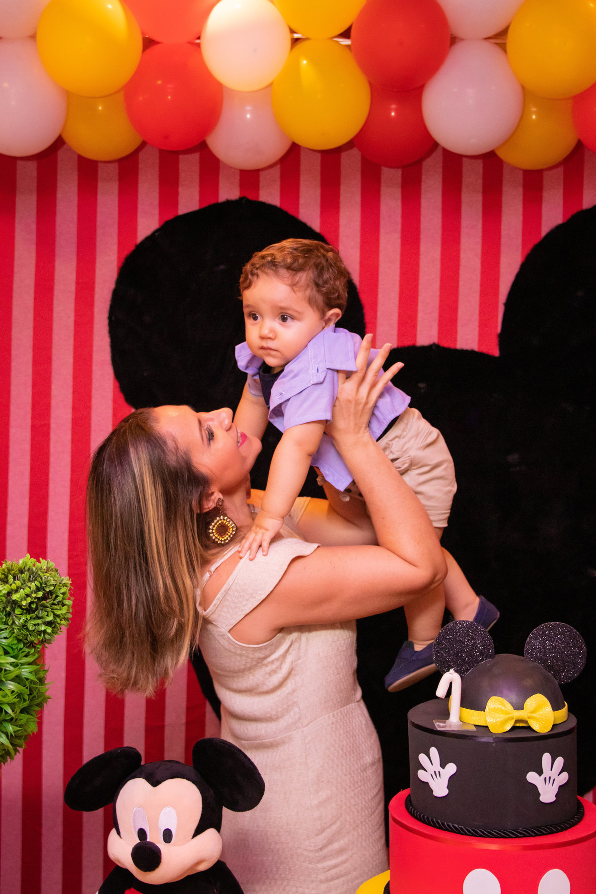 Foto com a mãe na mesa do bolo