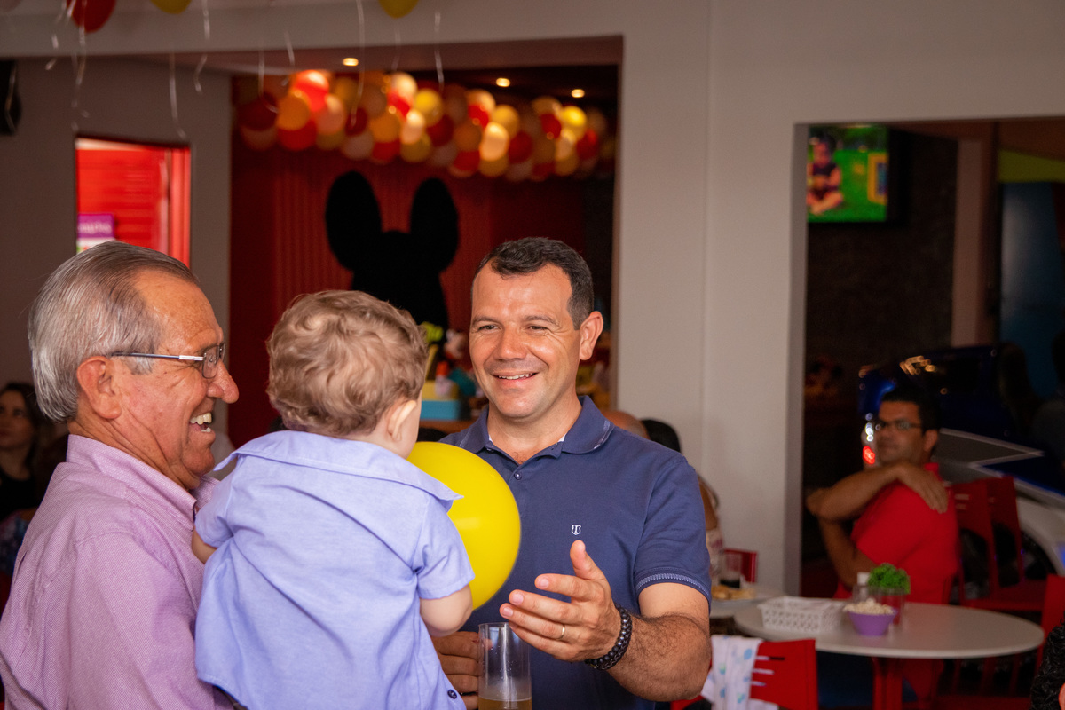 Pai e avô sorrindo em aniversário