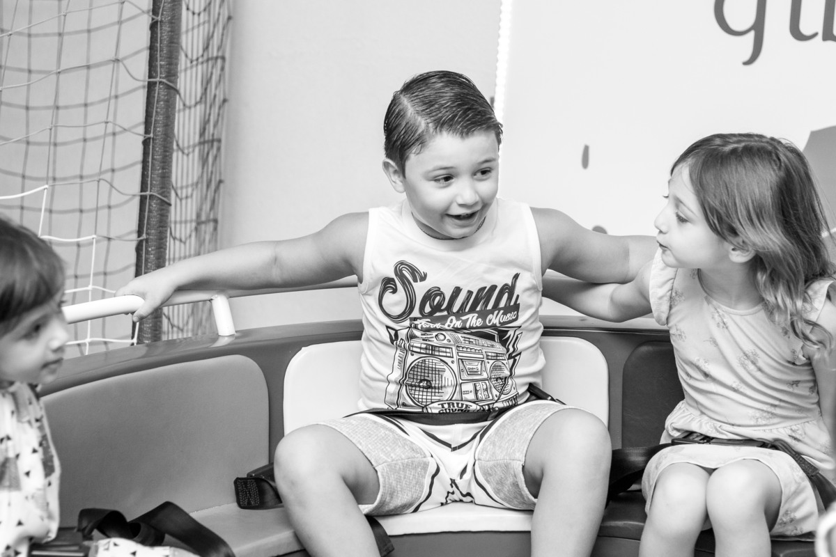 Menino sorrindo em brinquedo labamba