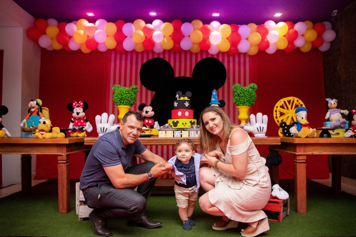 Pais e filho na mesa do bolo, aniversário tema mickey mouse