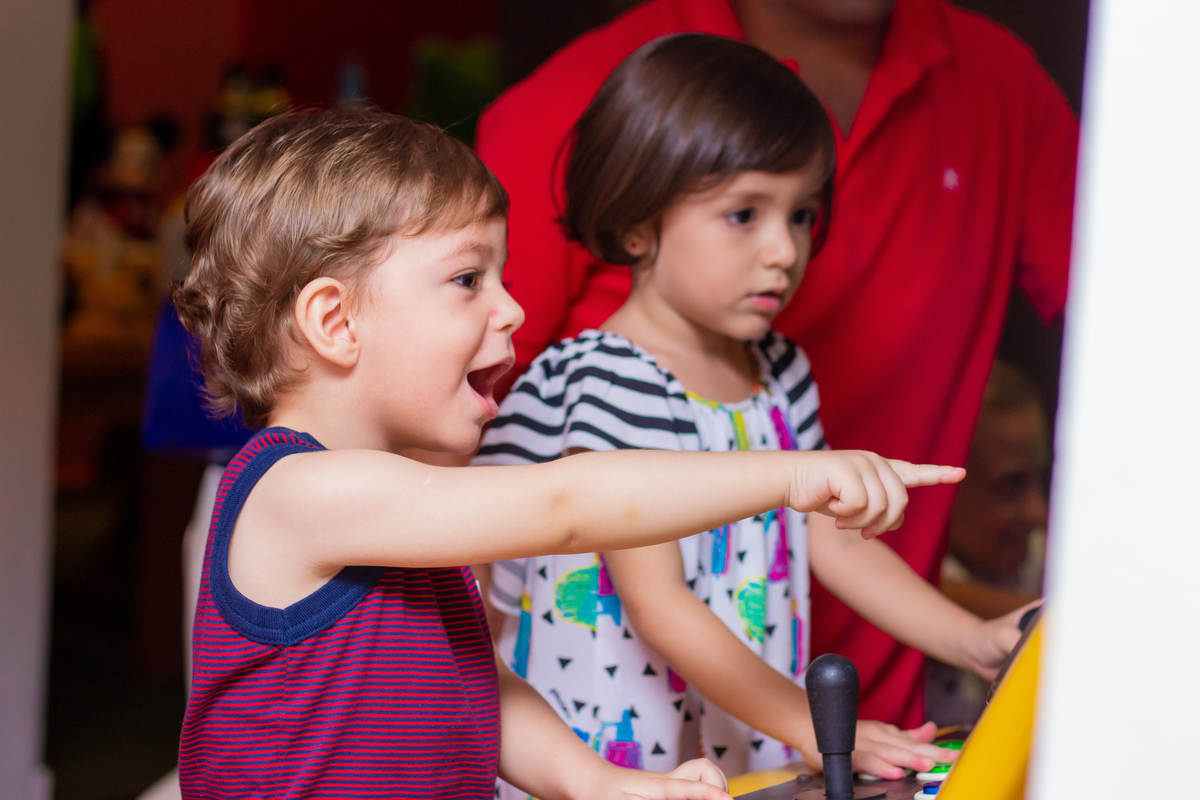 Nenês brincando em video game