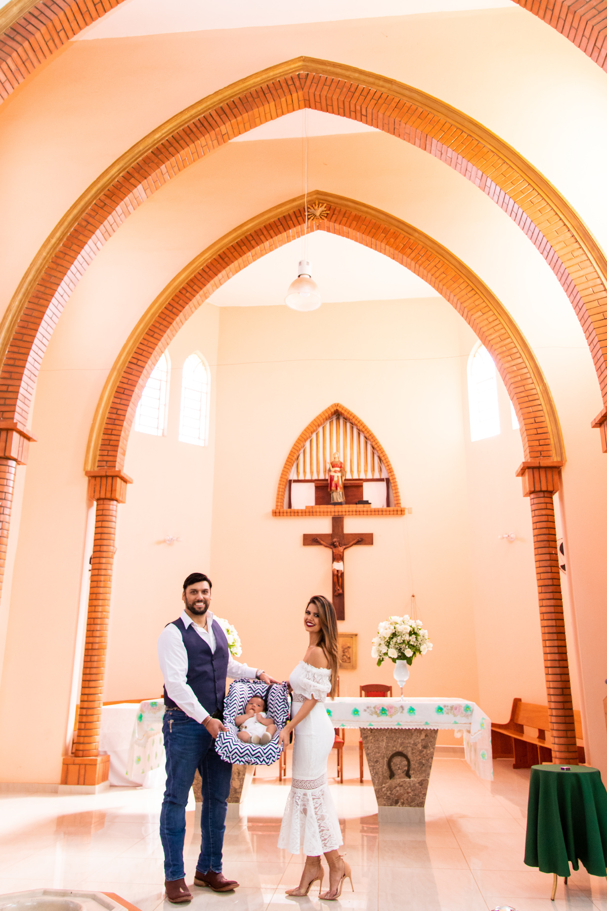 Pais e filho na igreja do seu batismo