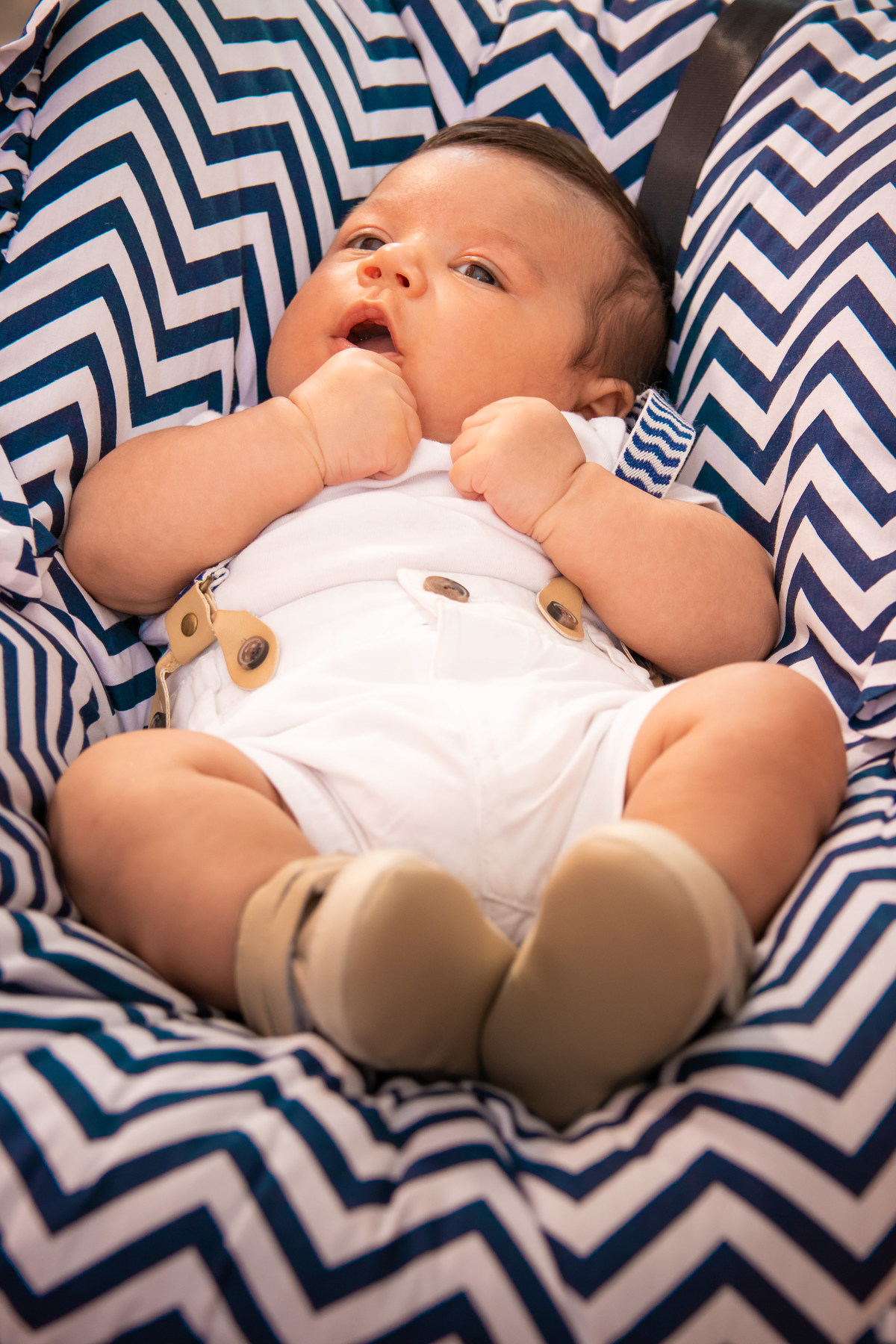 Nenê na cadeirinha no dia do seu batismo