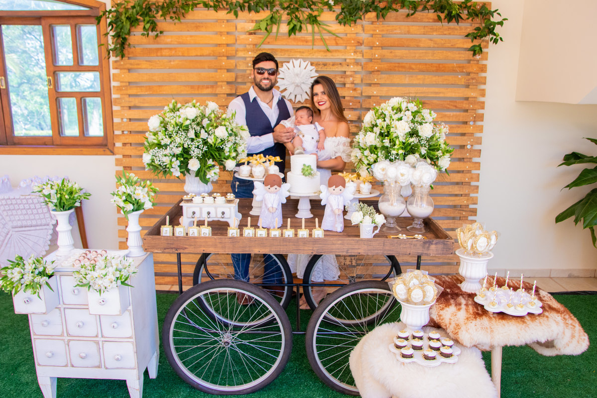 Mãe, pai e filho comemorando o seu batismo