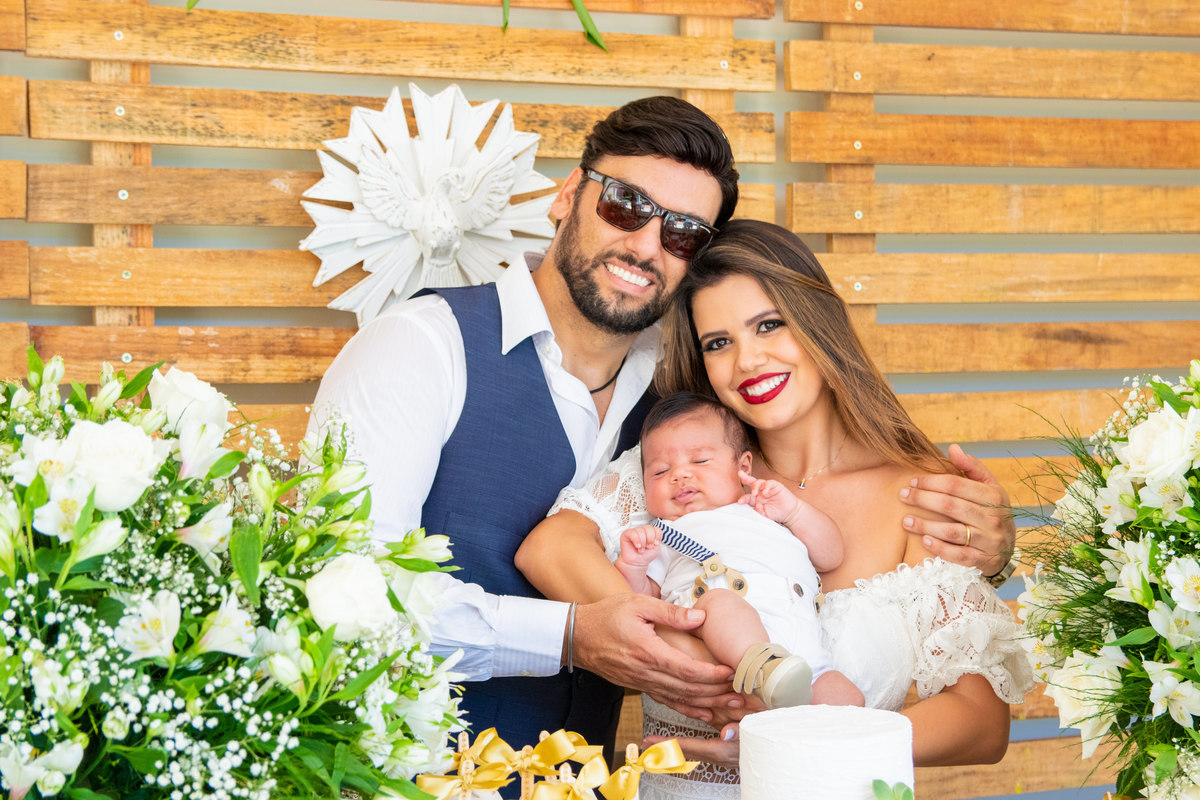 Mãe, pai e filho no almoço de batismo