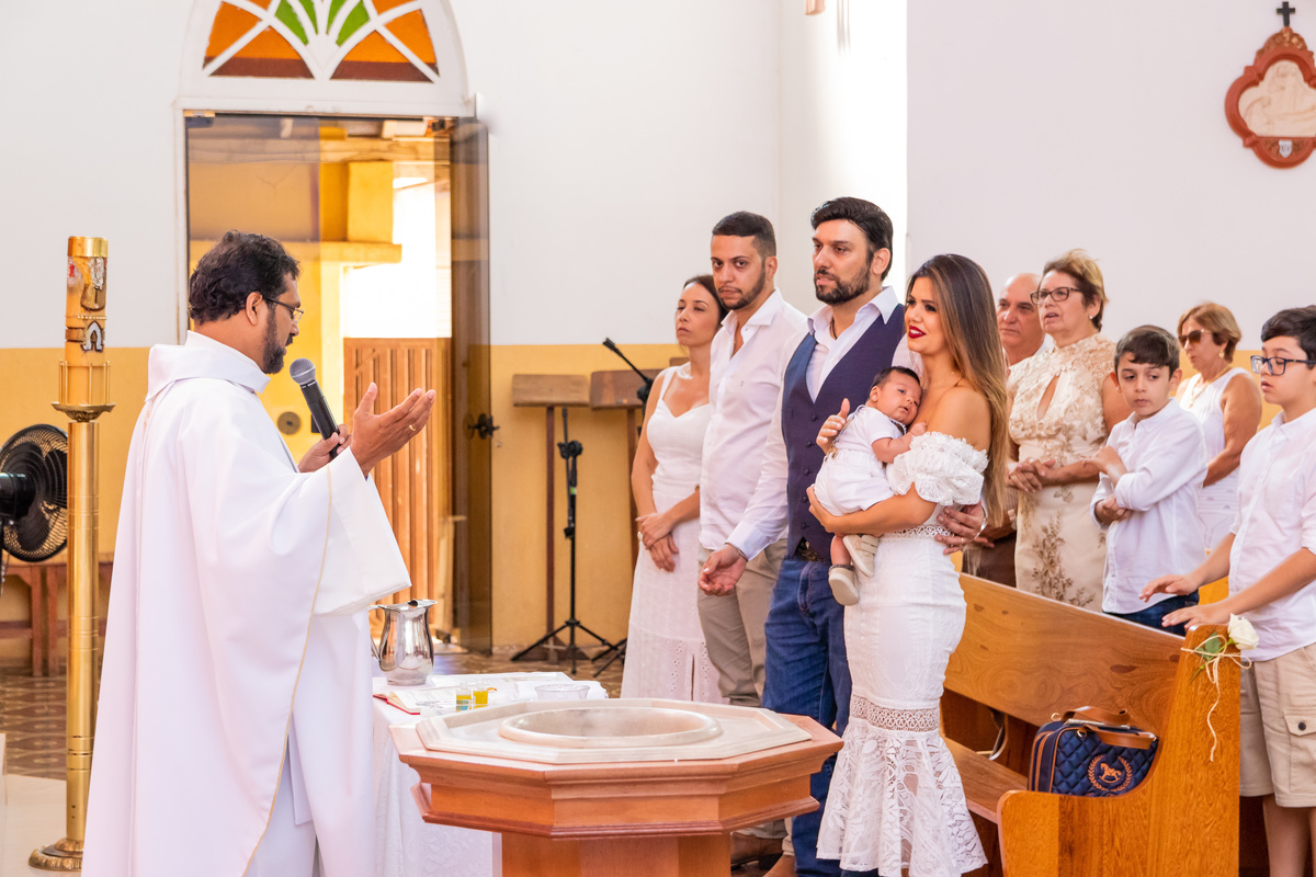 Padre e família no dia do batismo