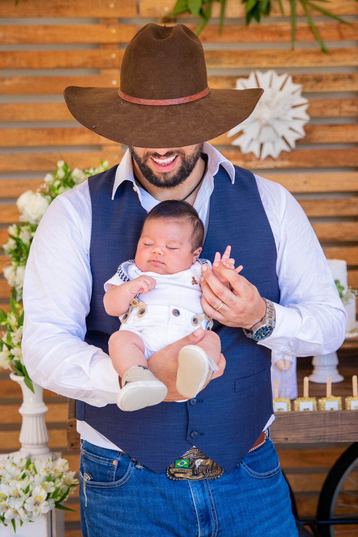 Pai cowboy e seu filho no dia do batismo