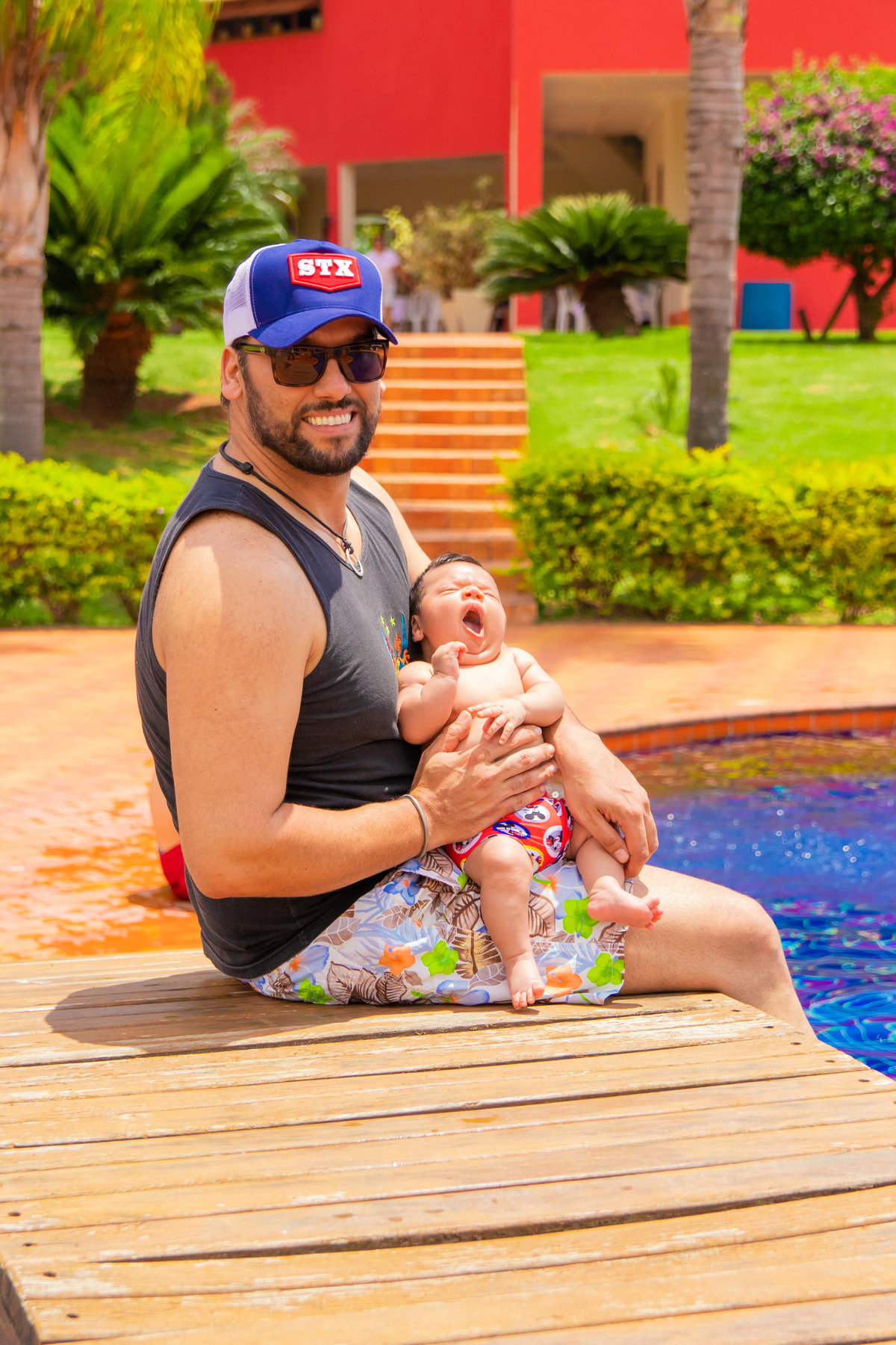 Pai e filho na piscina 