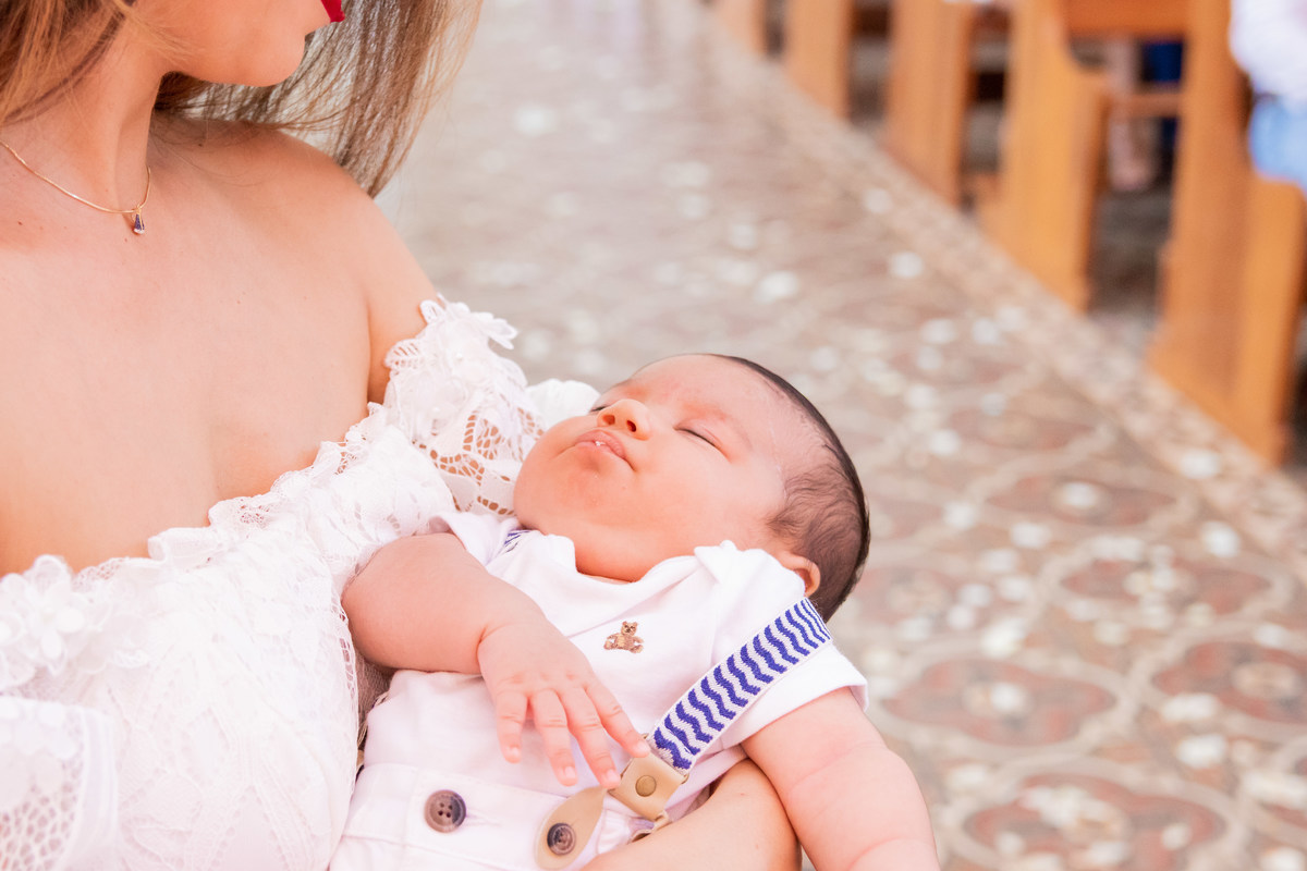 Nenê dormindo em seu batismo