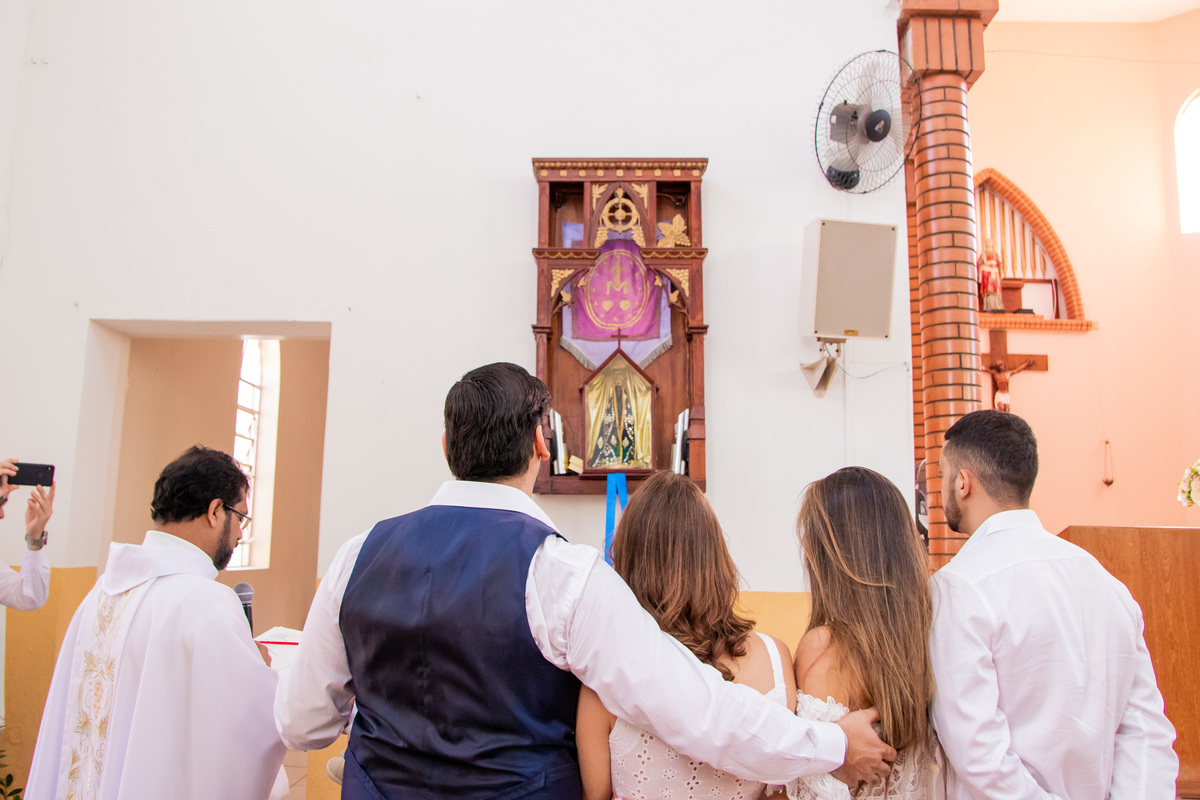 Família e padre pedindo a benção a Nossa Senhora Aparecida