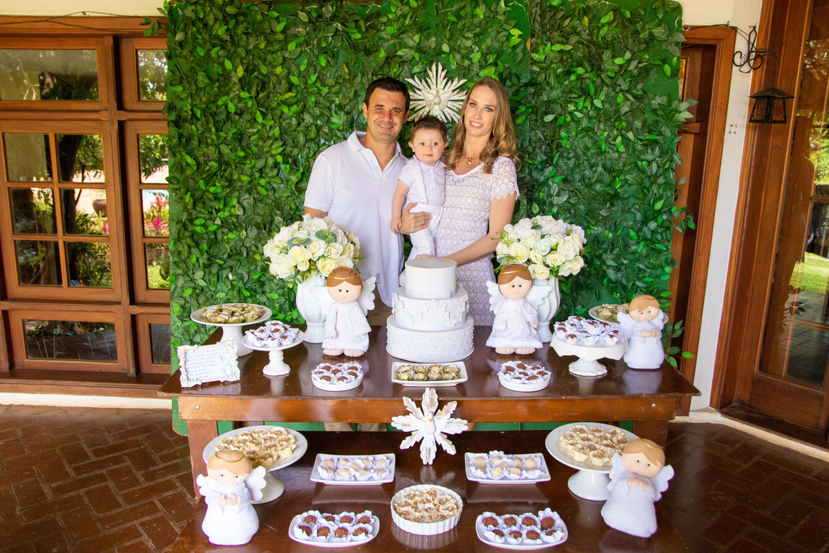 Mãe, pai e filho na mesa do bolo