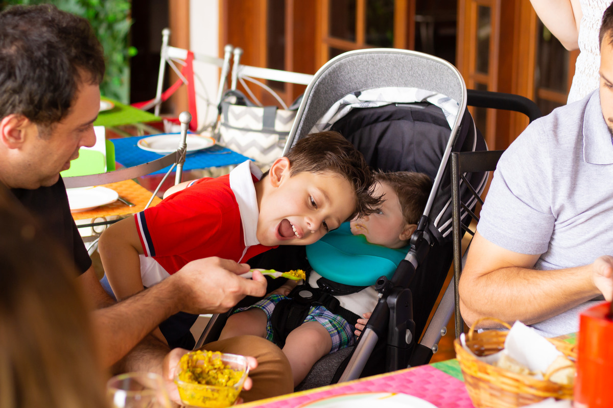 Criança comendo papinha