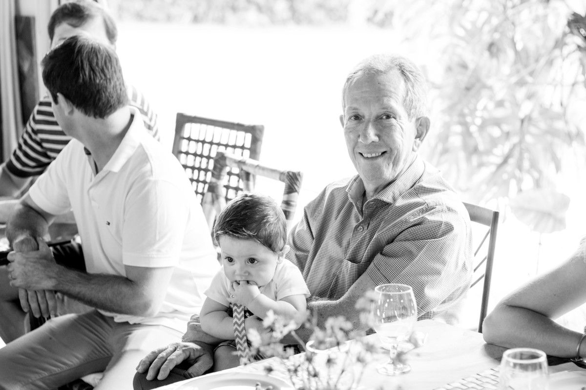 Avô e neto em almoço de batismo