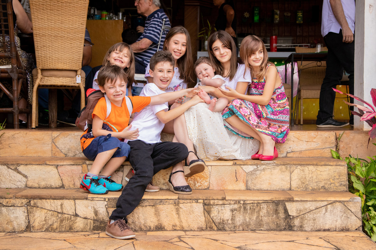 Primos fazendo cócegas em nenê