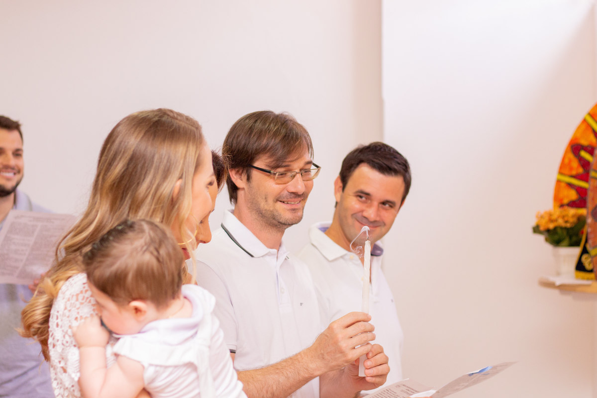 Pais e padrinhos felizes no dia do batismo