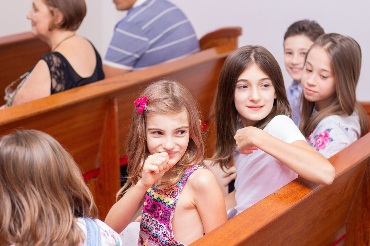 Amigas brincando em batizado