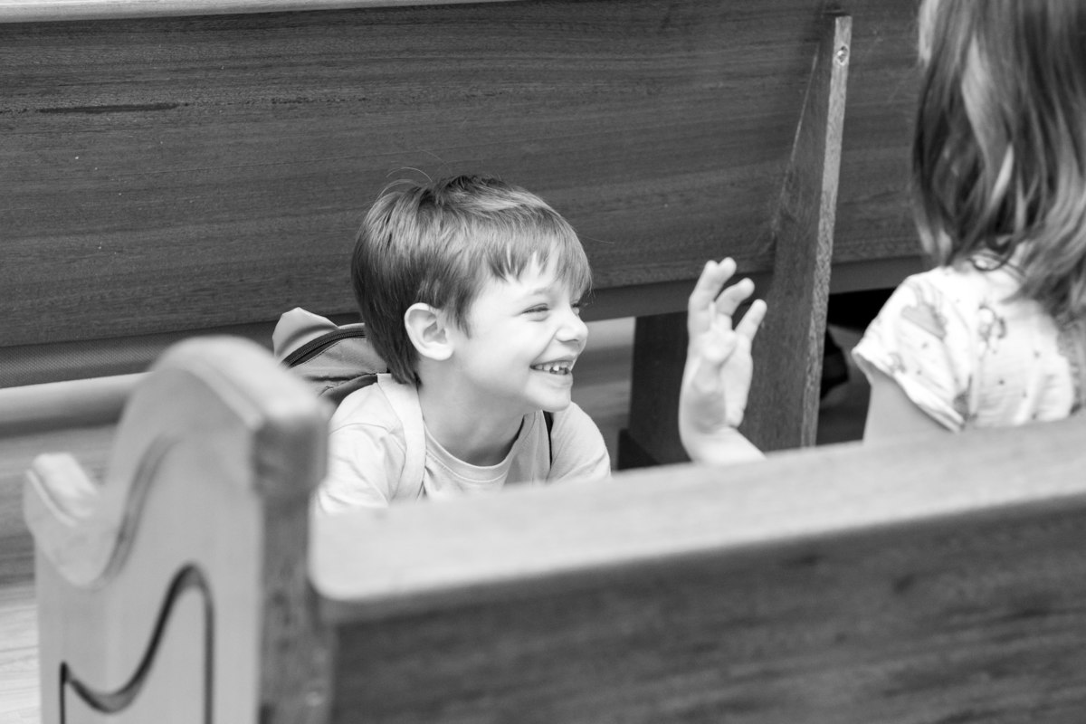 Menino sorrindo em batizado