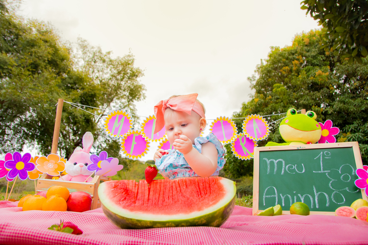 Jardim Botânico Bauru, Ensaio Smath the fruit, cenário smash para menina, smash no campo, nenê comendo fruta