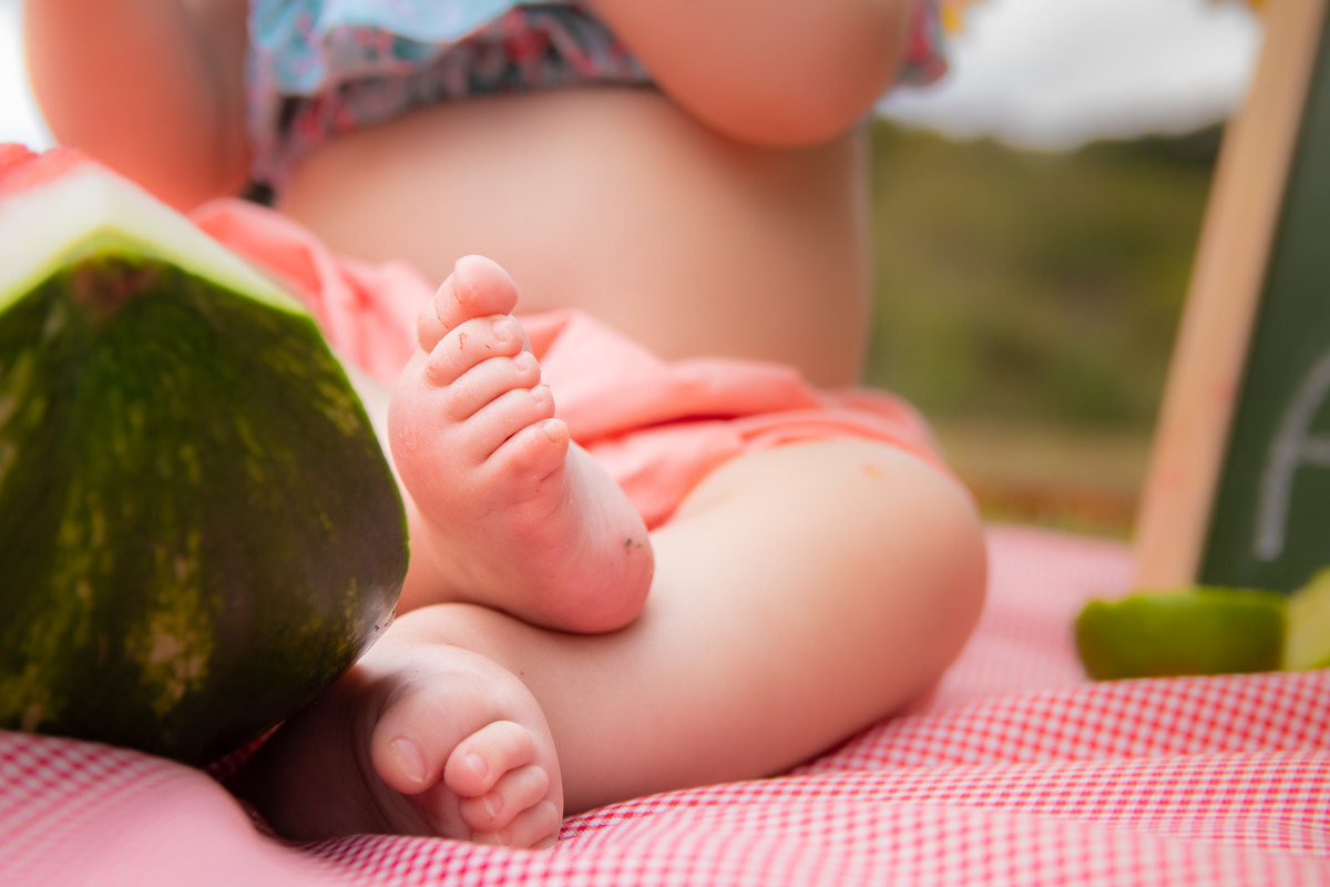 Jardim Botânico Bauru, Ensaio Smath the fruit, foto dos pézinhos com fruta