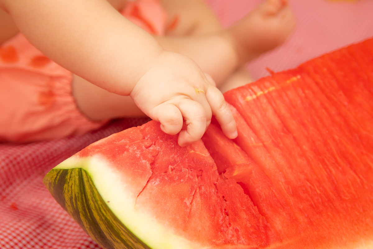 Jardim Botânico Bauru, Ensaio Smath the fruit, detalhes, mão da nenê na melancia