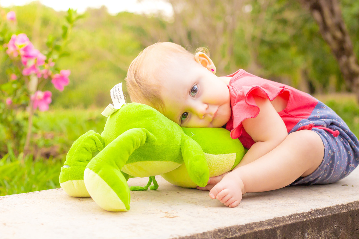 Jardim Botânico Bauru, Ensaio em família com nenê de 1 ano, nenê brincando com sua pelúcia