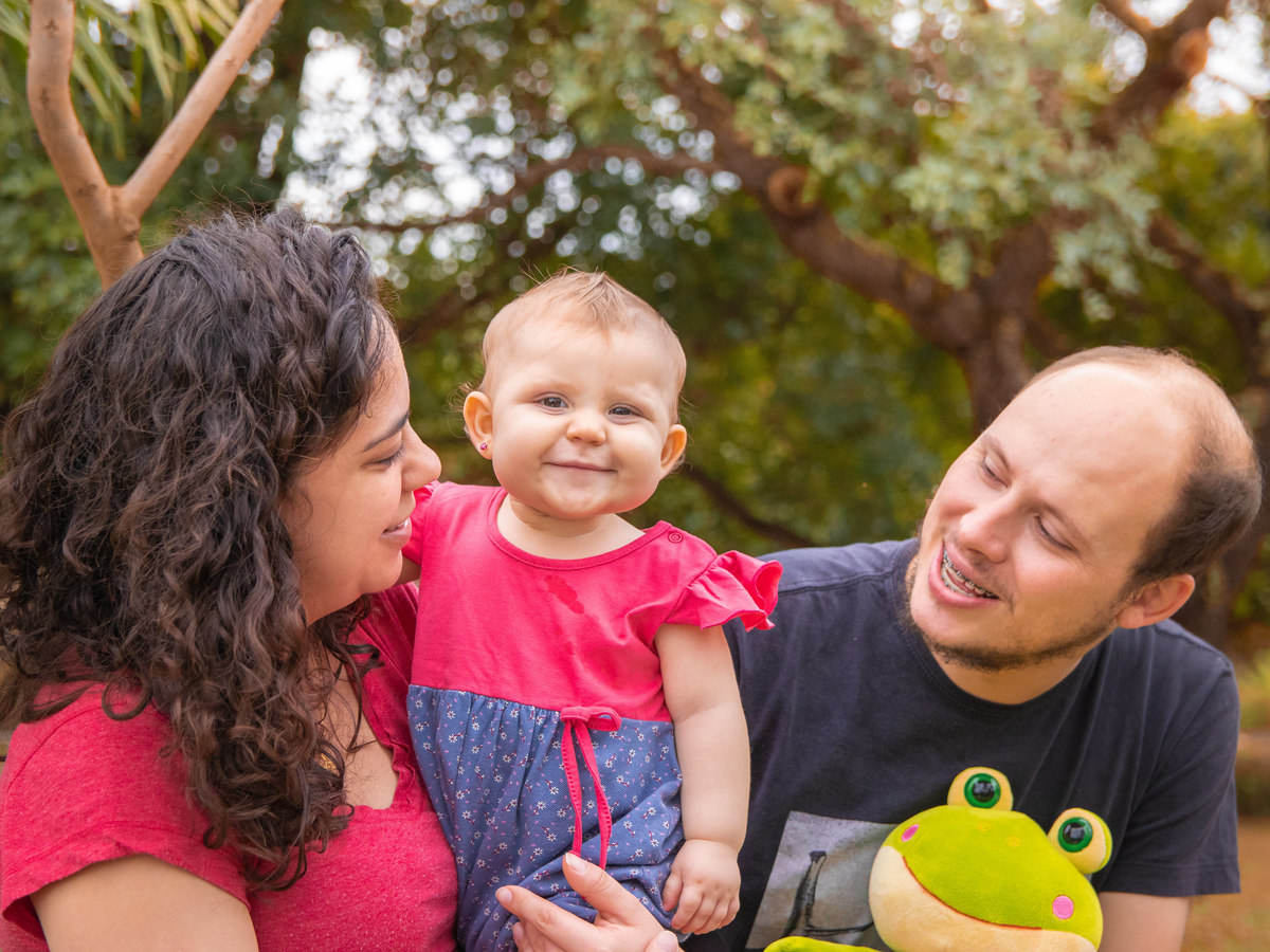 Jardim Botânico Bauru, Ensaio em família, pais brincando coma filha em ensaio