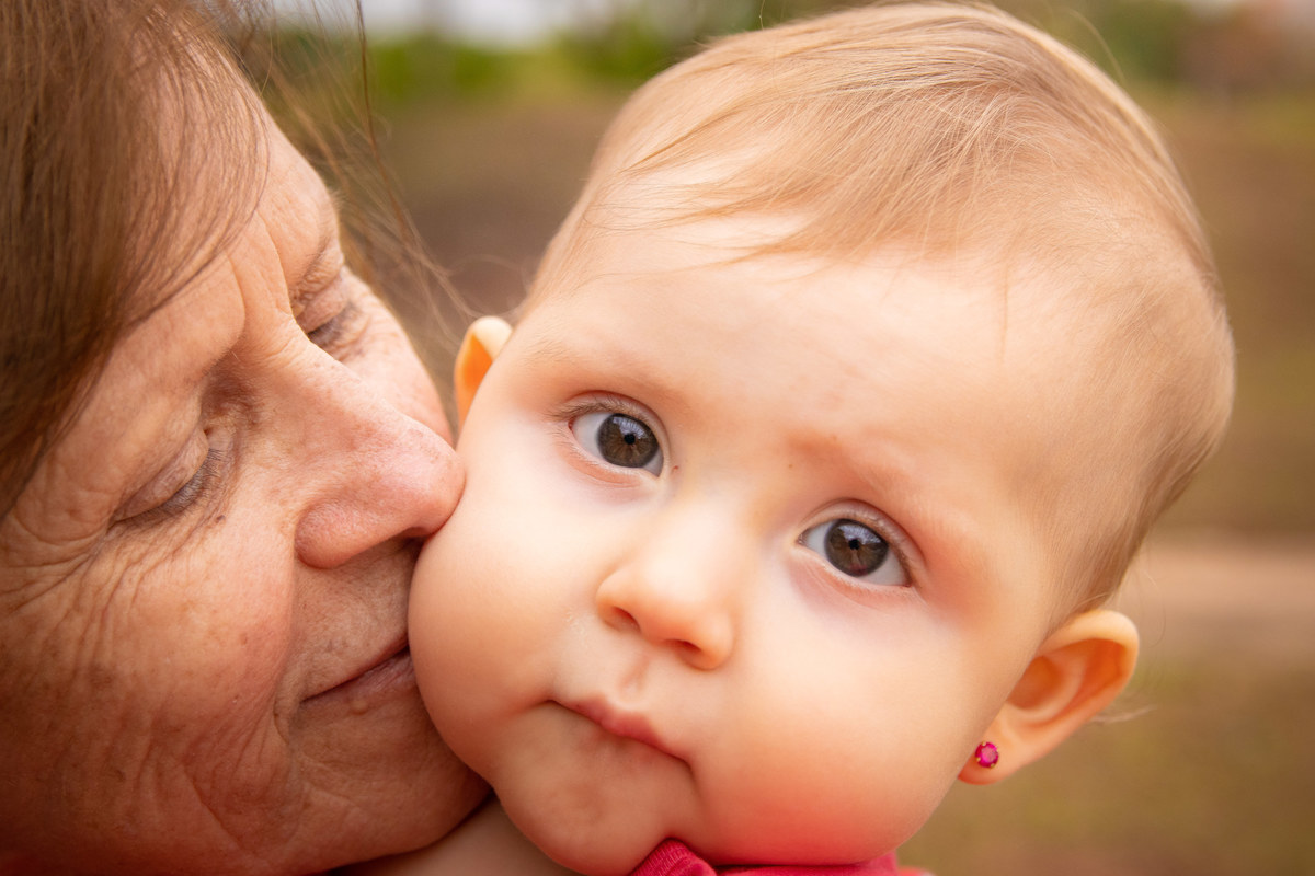 Jardim Botânico Bauru, Ensaio em família, foto com a vó, avó beijando a neta