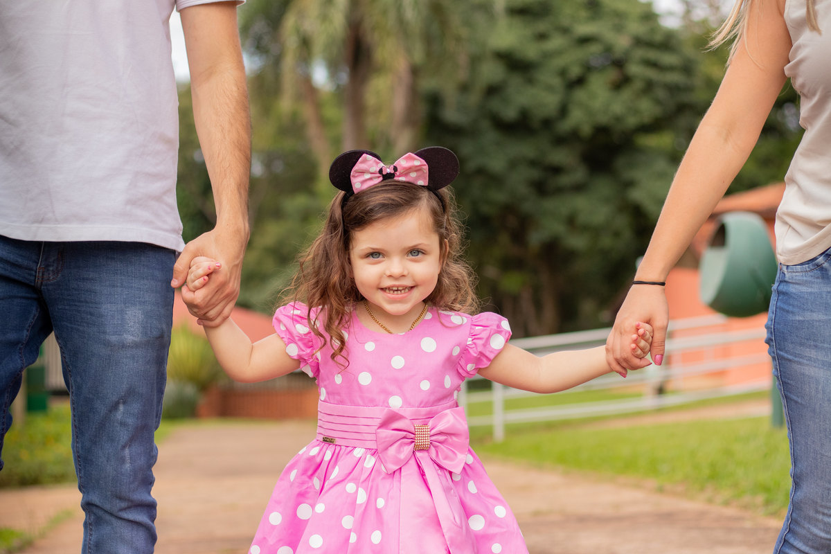 Jardim Botânico de Bauru, ensaio em família, filha de mãos dadas com os pais