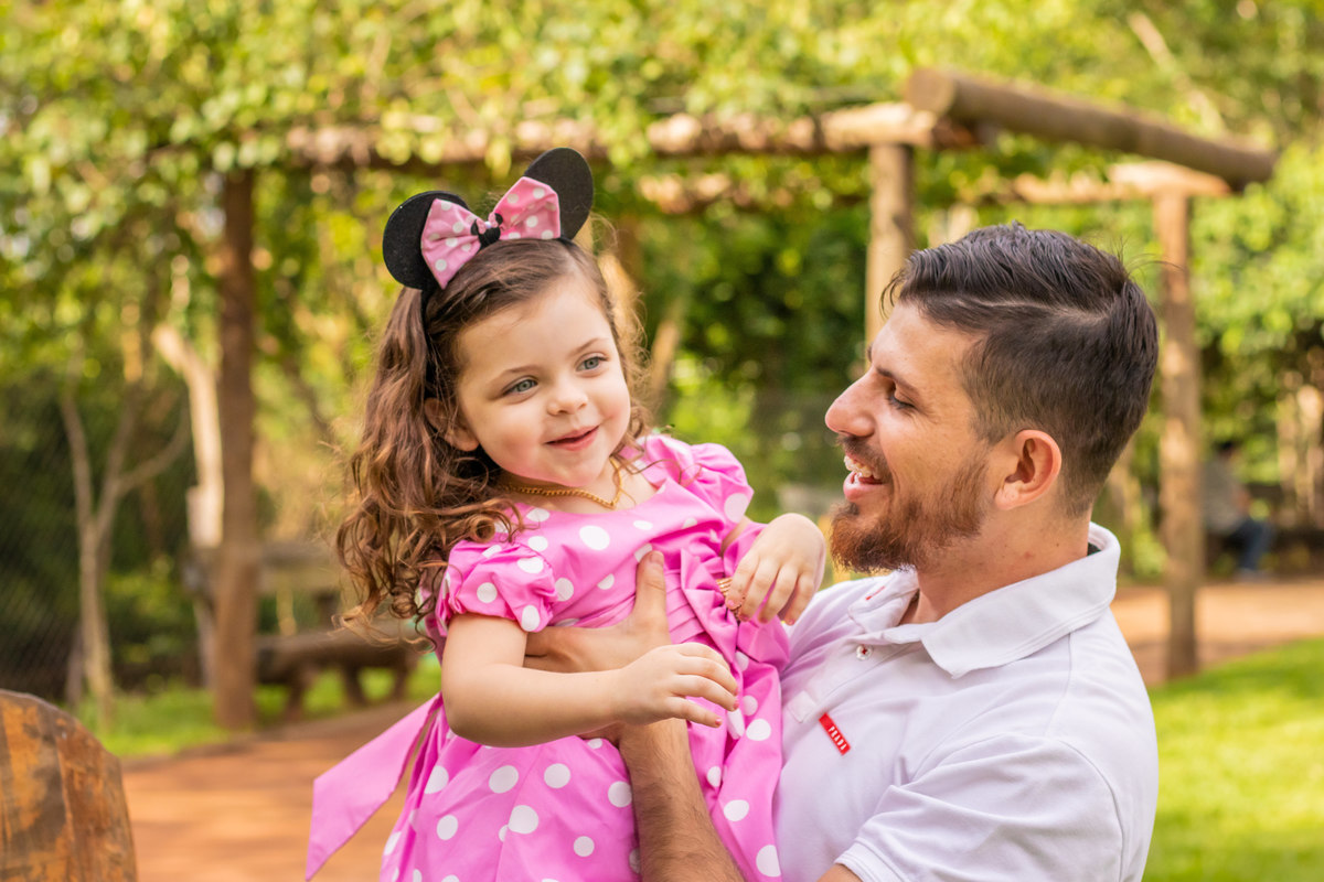 Jardim Botânico de Bauru, Ensaio em família, fantasia da Minnie, pai brincando com a filha