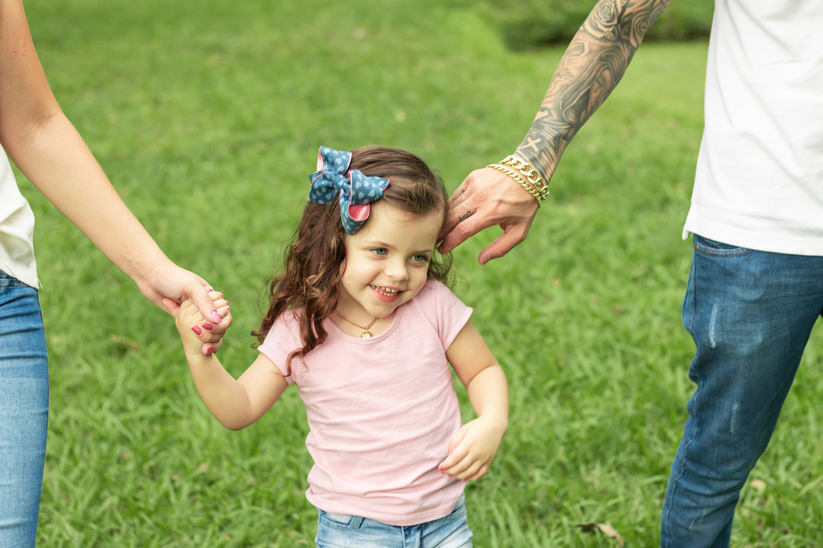 Jardim Botânico de Bauru, Ensaio em família, pai brincando com a filha, criança sorrindo