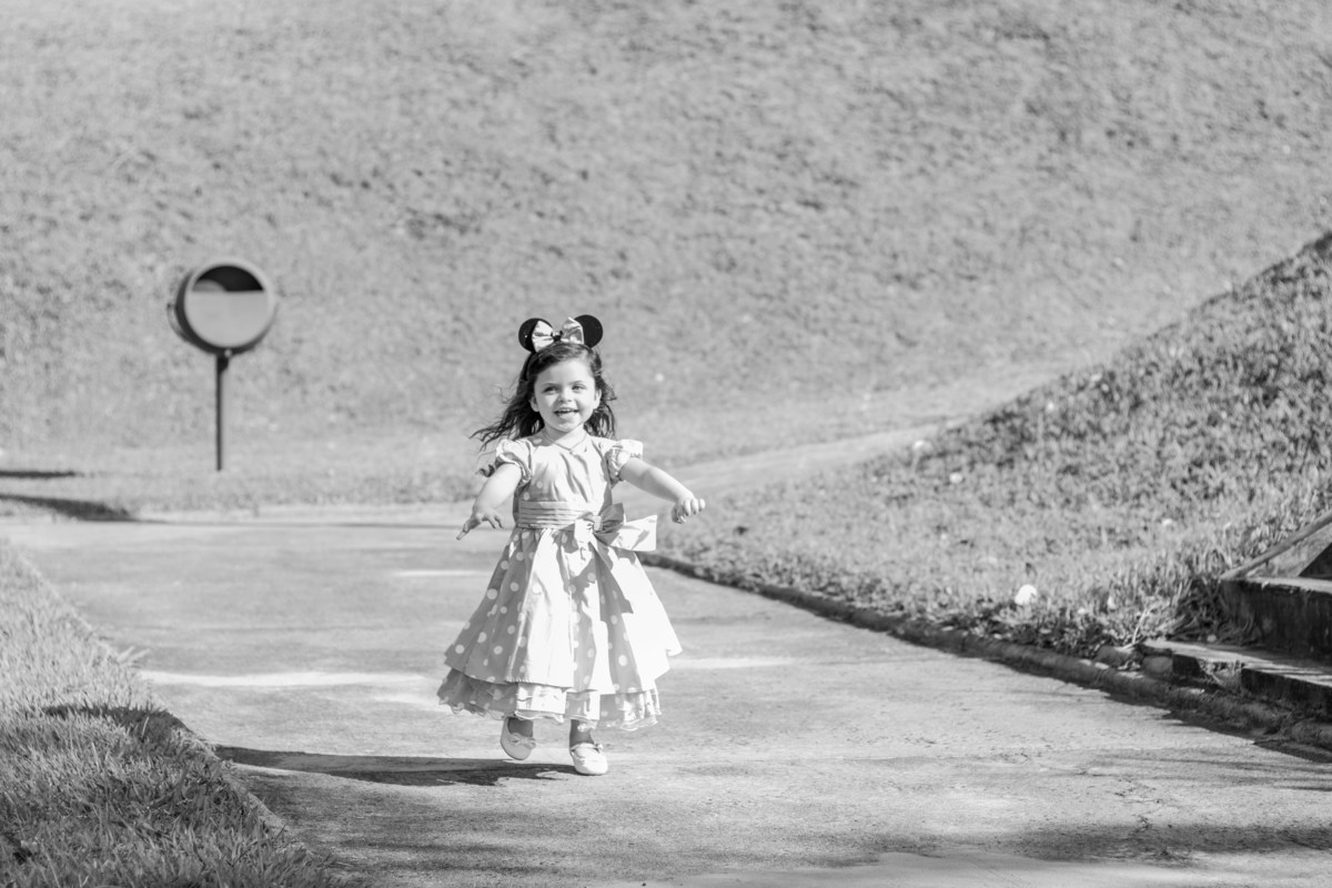 Jardim Botânico de Bauru, Ensaio infantil tema Minnie, menina correndo em direção a mãe