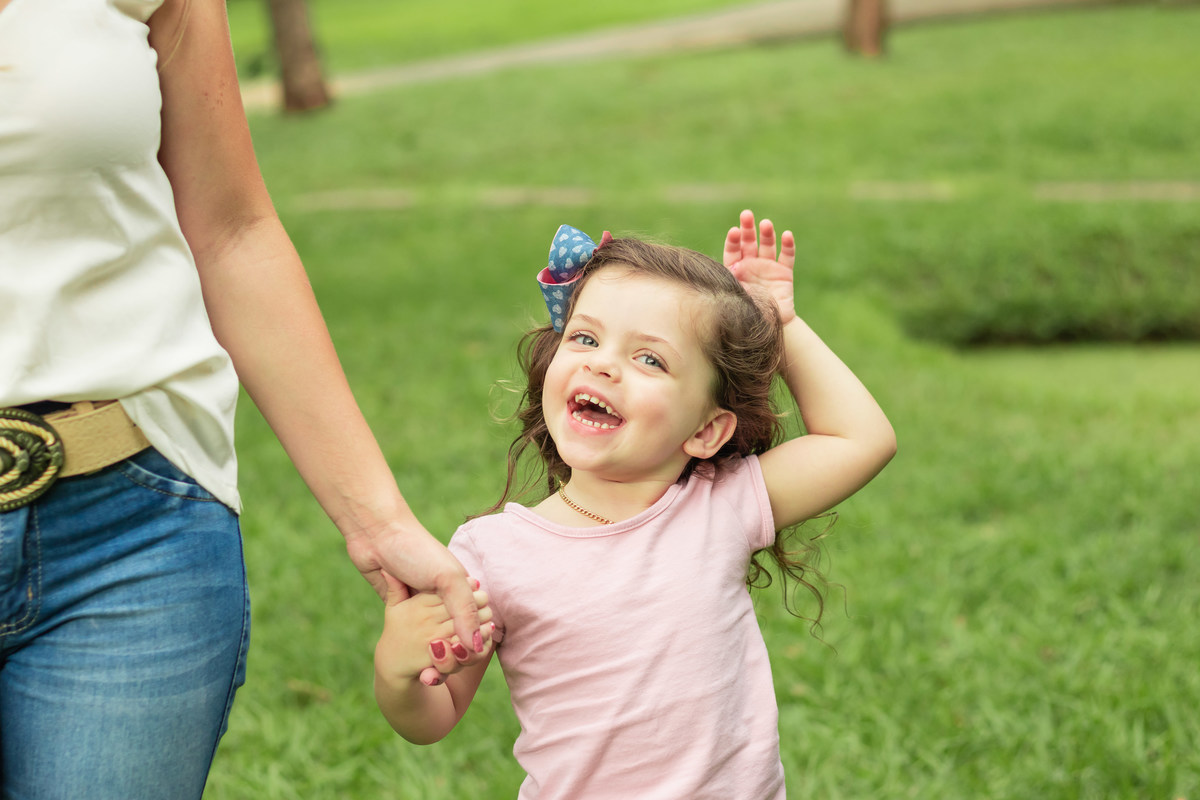 Jardim Botânico de Bauru, ensaio em família, criança sorrindo