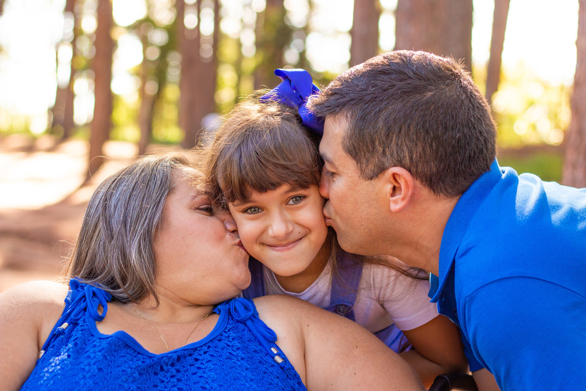 horto florestal bauru, Ensaio em família, mãe e pai beijando a filha