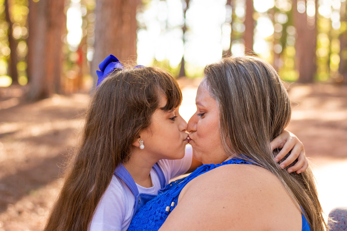 horto florestal bauru, Ensaio em família, mãe e filha dando beijinho