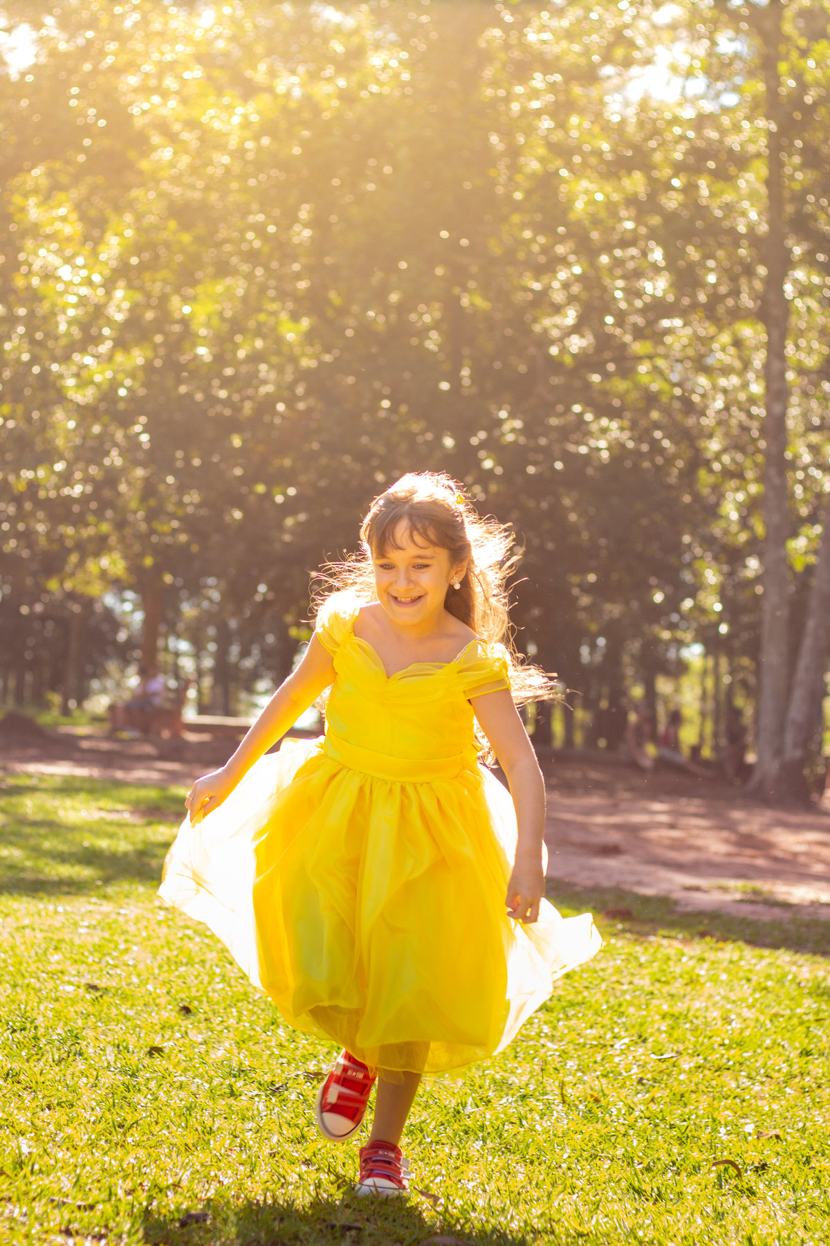 horto florestal bauru, Ensaio infantil tema a Bela e a Fera, menina sorrindo e correndo