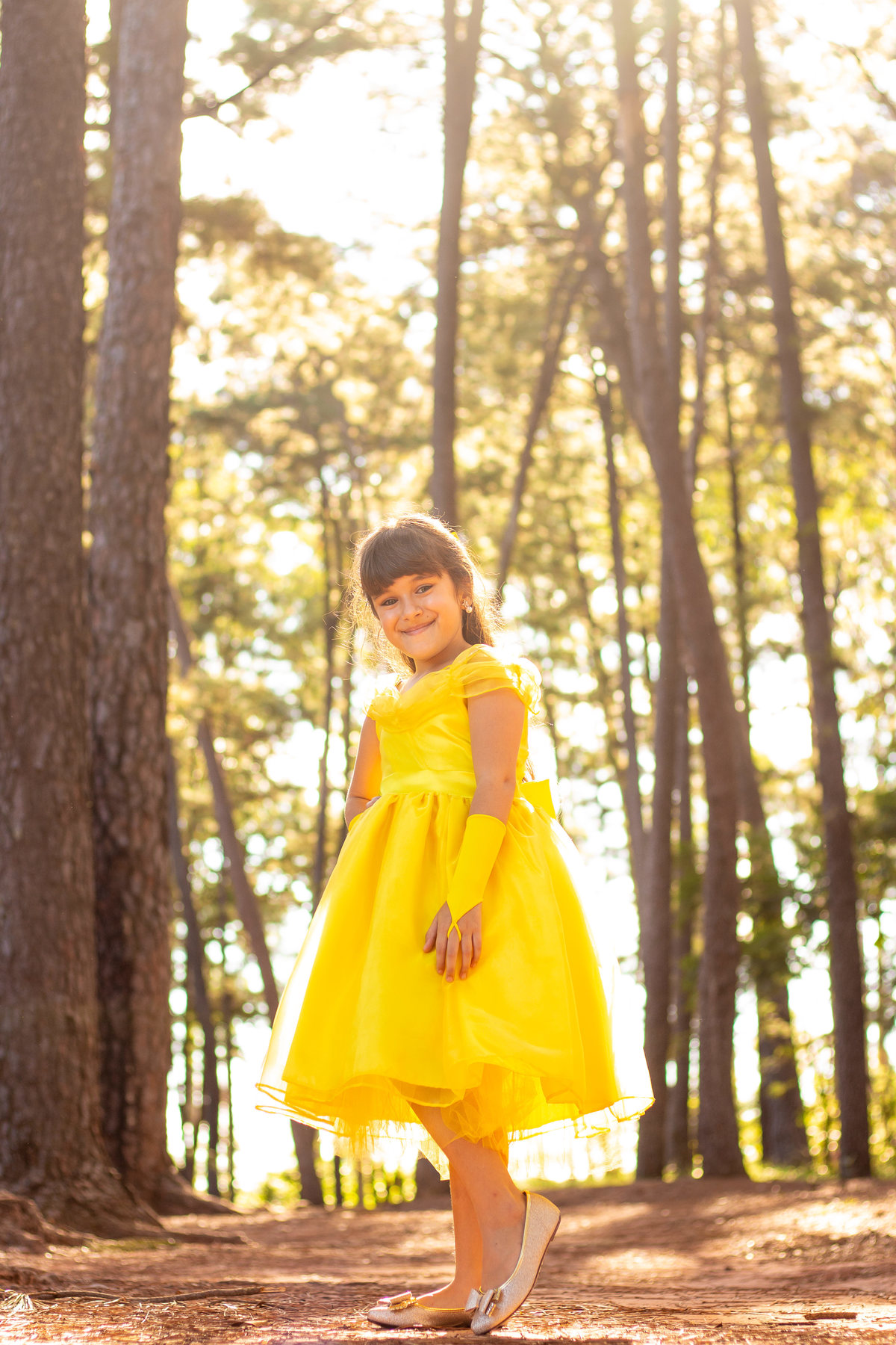 horto florestal bauru, Ensaio infantil tema a Bela e a Fera, menina vestida de bela, sorrindo para a câmera