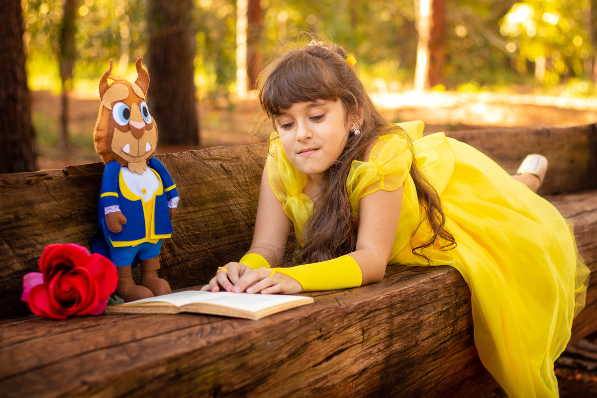 horto florestal bauru, Ensaio infantil tema a Bela e a Fera, fantasia bela e a fera para menina, lendo o diário no ensaio