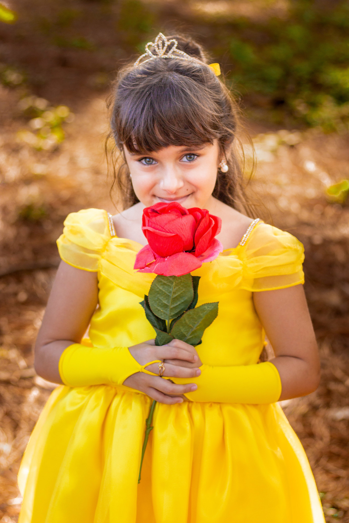 horto florestal bauru, Ensaio infantil tema a Bela e a Fera, fantasia bela e a fera para menina, andando com a rosa da Bela