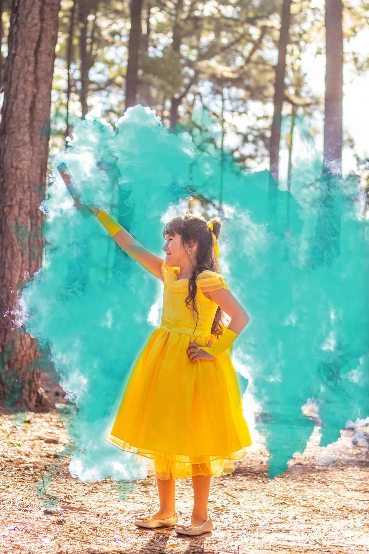 horto florestal bauru, Ensaio infantil tema a Bela e a Fera, fantasia bela e a fera para menina, brincando com fumaça colorida no ensaio