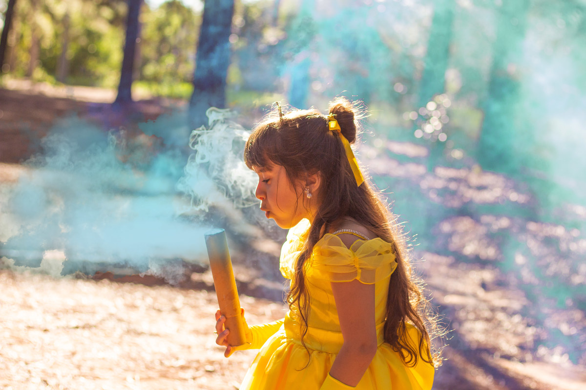 horto florestal bauru, Ensaio infantil tema a Bela e a Fera, fantasia bela e a fera para menina, ensaio com fumaça colorida