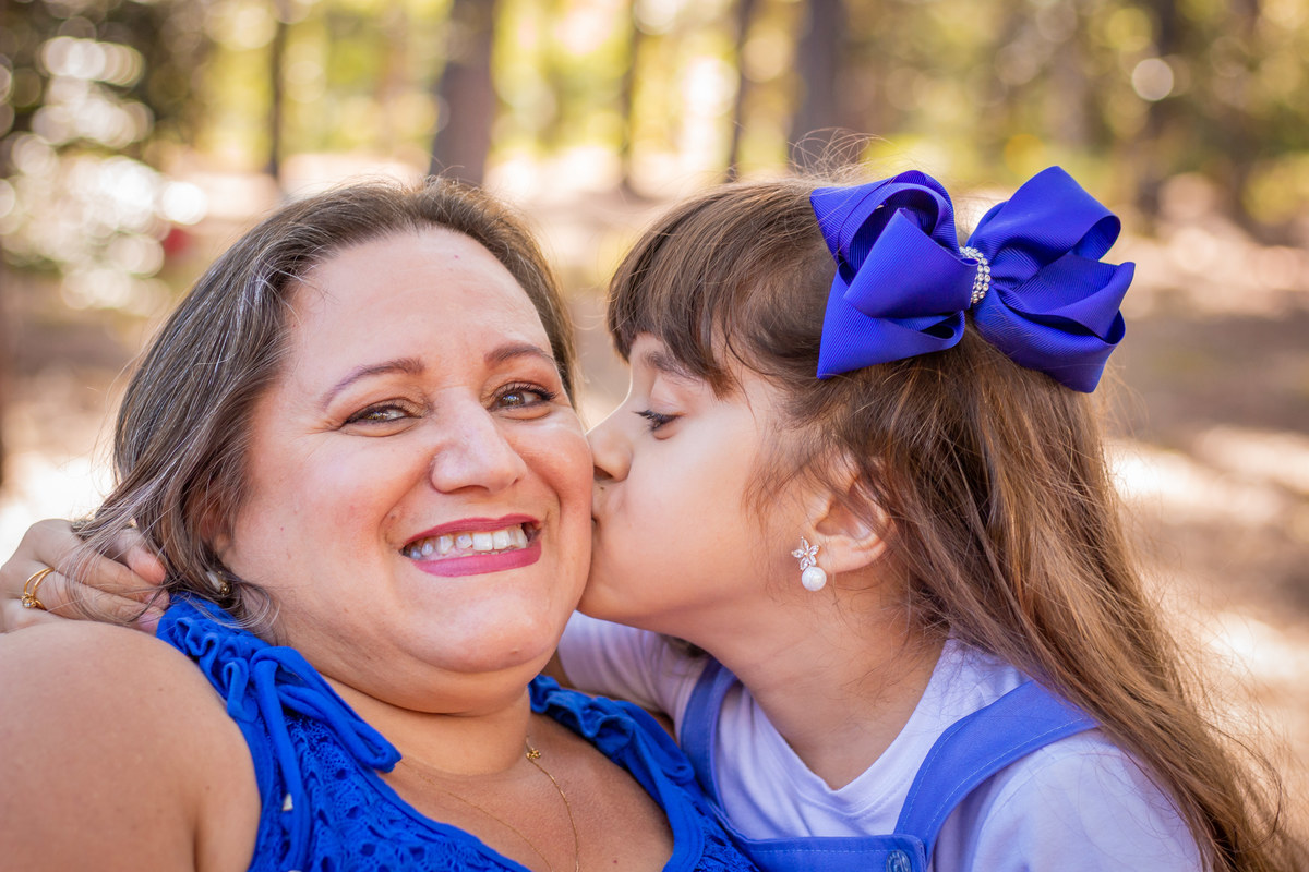 horto florestal bauru, Ensaio em família, filha beijando a mãe