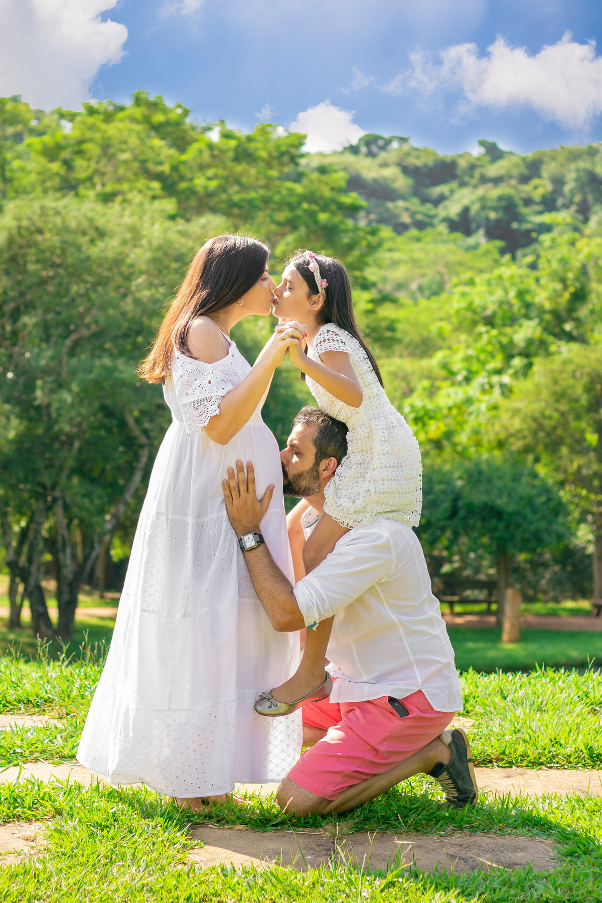 jardim botânico bauru, Ensaio gestante, pai e filha beijando a mamãe