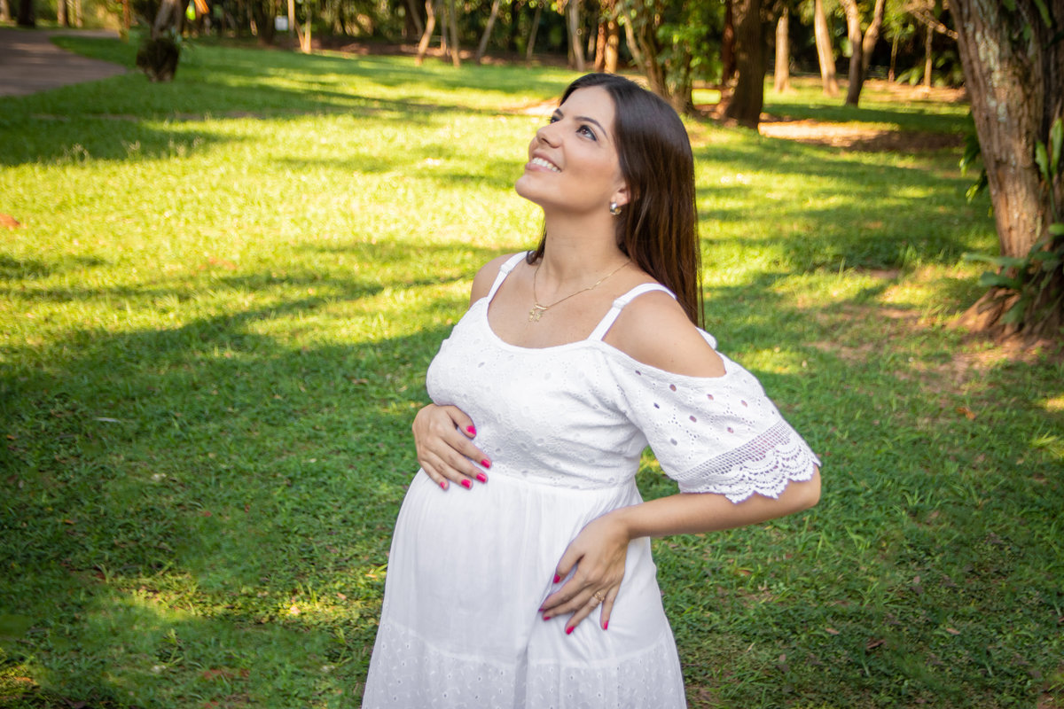 jardim botânico bauru, ensaio gestante, pose olhando para cima