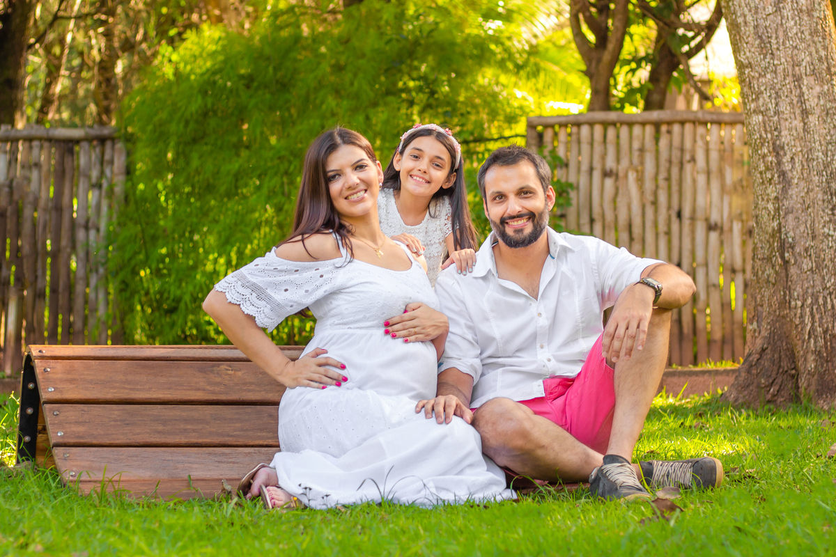 jardim botânico bauru, ensaio gestante, pose para mãe, pai e filha, sentados no jardim